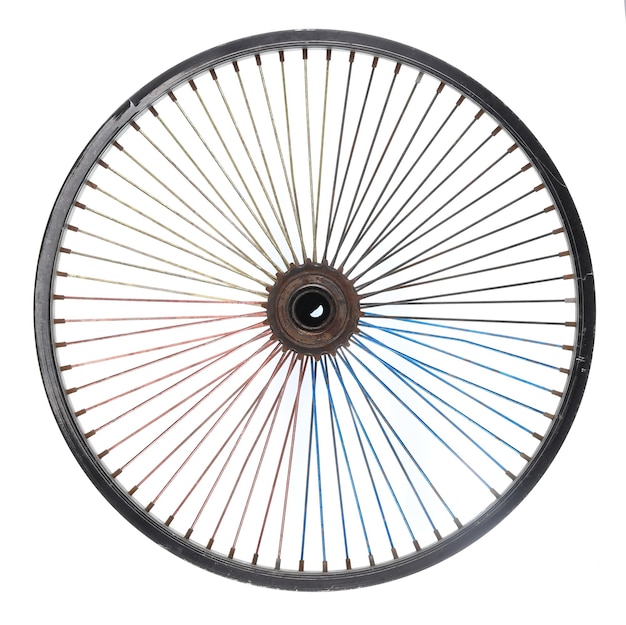 Roda de ferro vintage com raios isolados no fundo branco