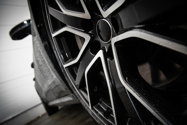Foto roda de liga de carro de alumínio moderna nível do solo close-up foto tema da indústria automotiva
