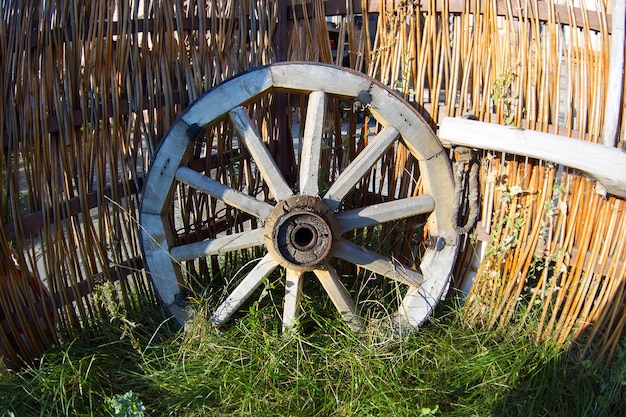 Roda de madeira em um carrinho