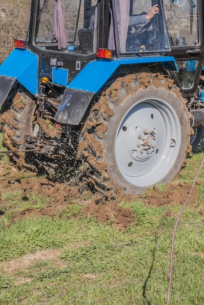 Roda de trator escorregando na lama