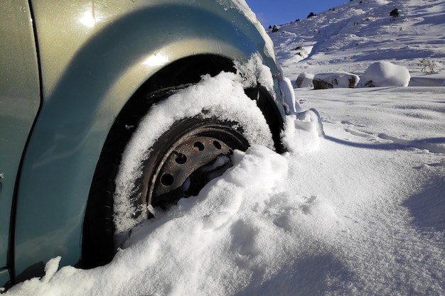 Roda de um carro preso na neve