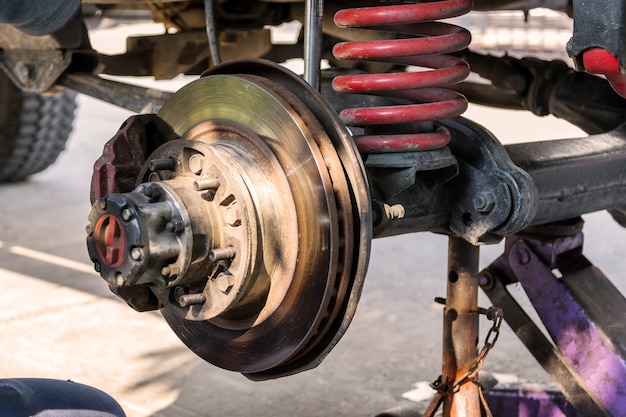 Roda dianteira do carro foi removido para reparar o sistema de freio, conceito da indústria automotiva