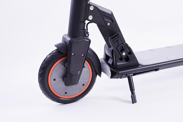 Foto roda elétrica em um fundo de estúdio branco roda de scooter elétrica transporte urbano moderno para pessoas e empresários