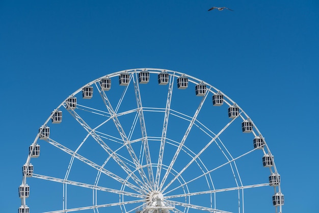 Roda gigante branca no Steel Pier em Atlantic City, na costa de Nova Jersey