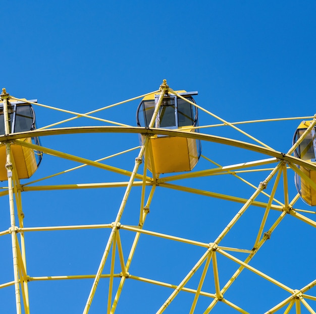 Roda gigante com cabines amarelas