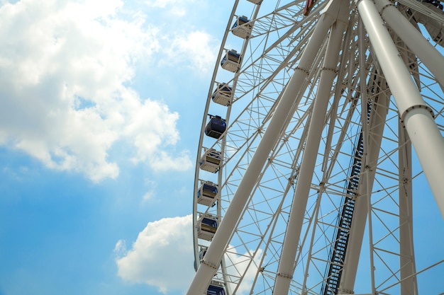 Roda gigante com cabines numeradas no parque