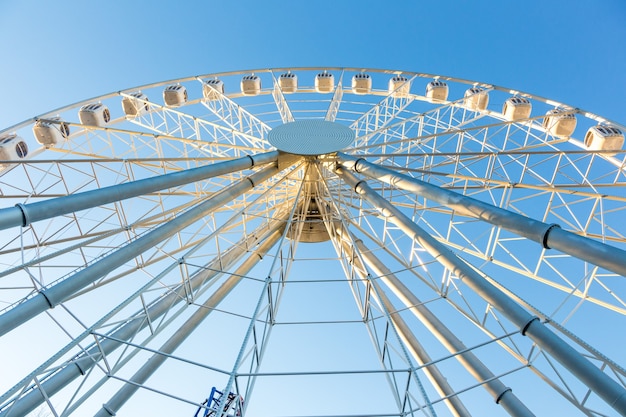 Roda gigante com céu azul