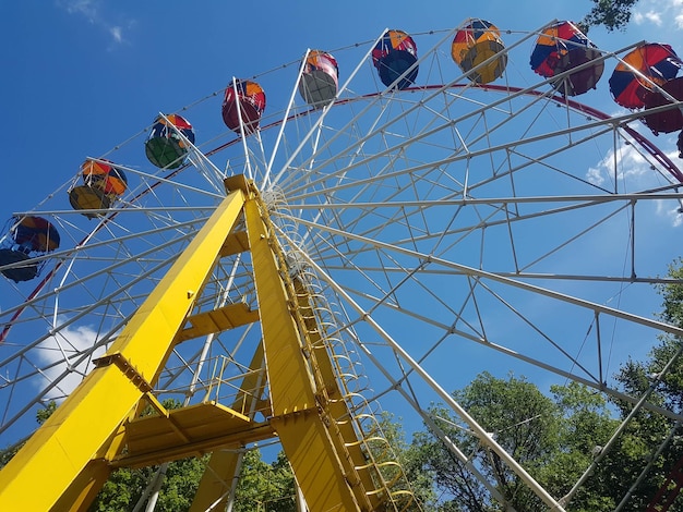 Roda gigante contra o céu azul