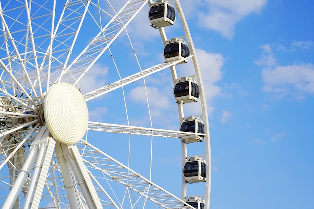 Roda gigante contra o céu.