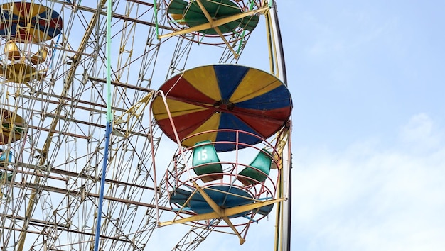 Roda gigante contra o céu