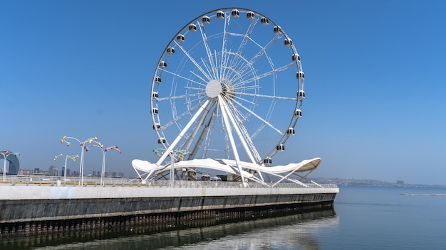 Foto roda gigante em baku, azerbaijão