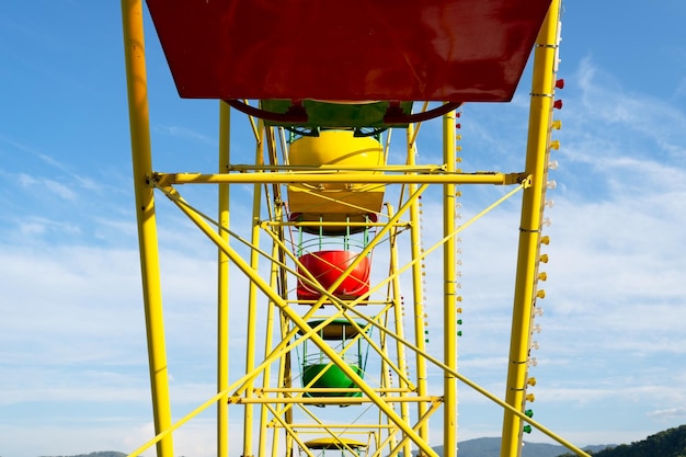 Roda gigante. entretenimento no parque infantil