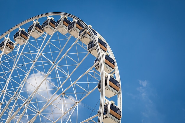 Roda-gigante grande bonita branca com fundo de céu azul