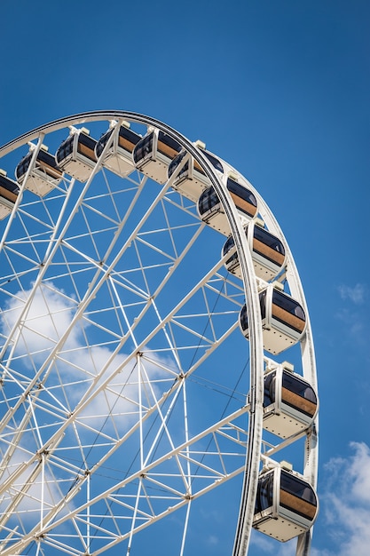 Roda-gigante grande bonita branca com fundo de céu azul