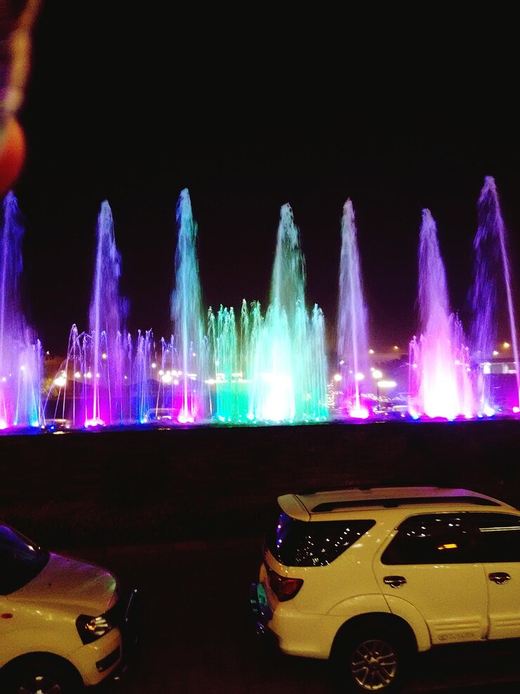Foto roda gigante iluminada à noite