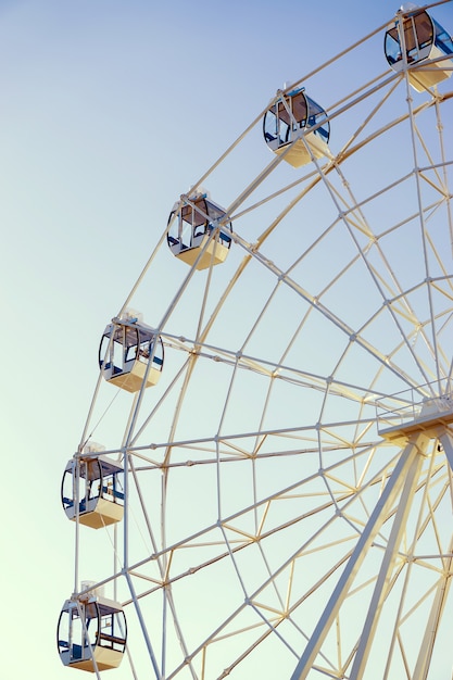 Roda gigante na superfície azul verticalmente