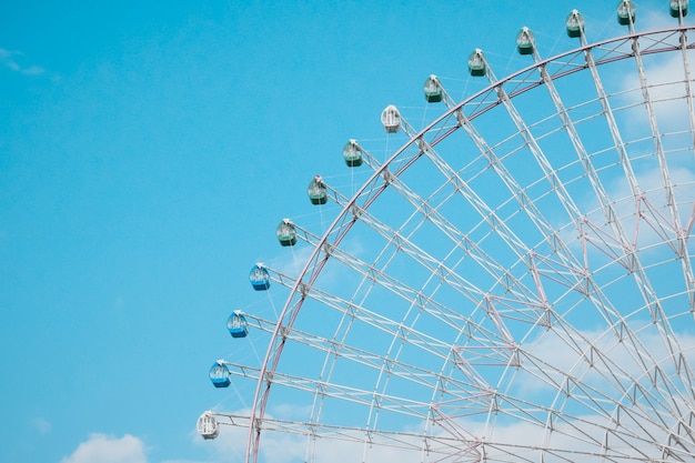 Roda gigante no céu azul