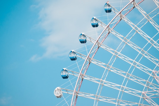 Roda gigante no céu azul