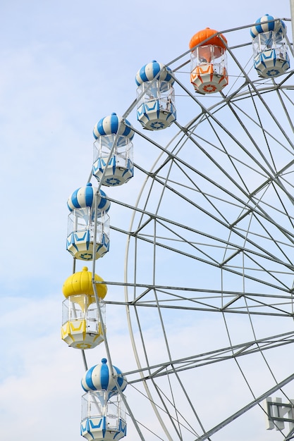 Roda-gigante no céu de nuvem.