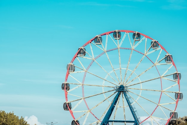 Roda-gigante no contexto do céu nublado. Foto de close-up