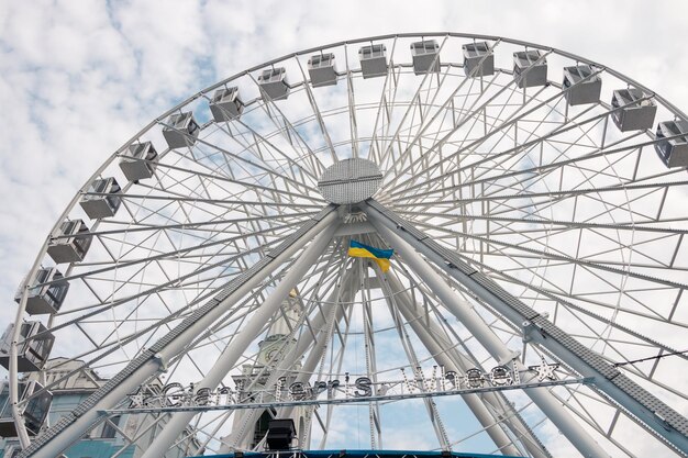 Roda gigante no fundo de nuvens fofas