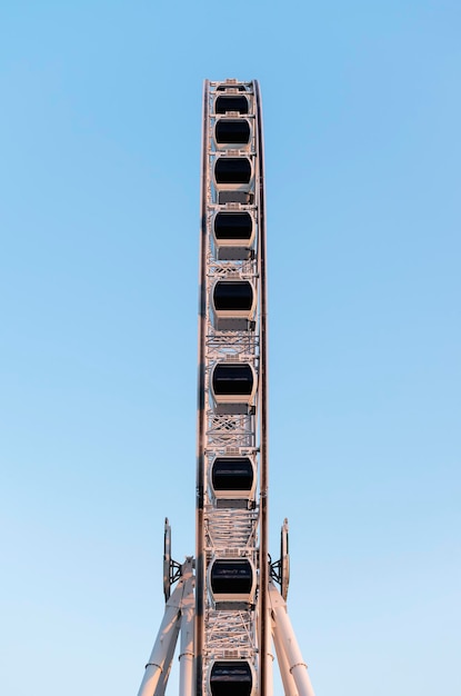 Roda gigante no fundo do céu azul