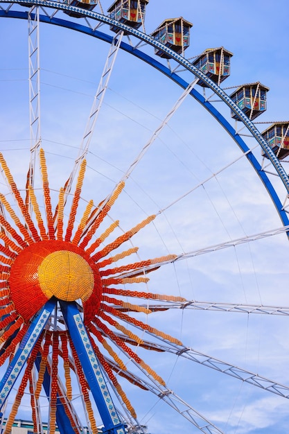 Roda gigante no mercado de Natal na Alemanha na Europa no inverno. Feira de férias de Natal de rua alemã em Berlim no Berliner Rathaus