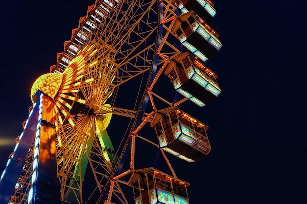 Roda gigante no mercado noturno de Natal na Câmara Municipal de Berlim de inverno, Alemanha.