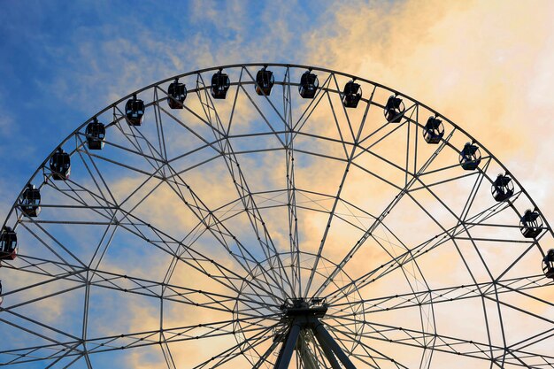 Roda gigante no parque de diversões