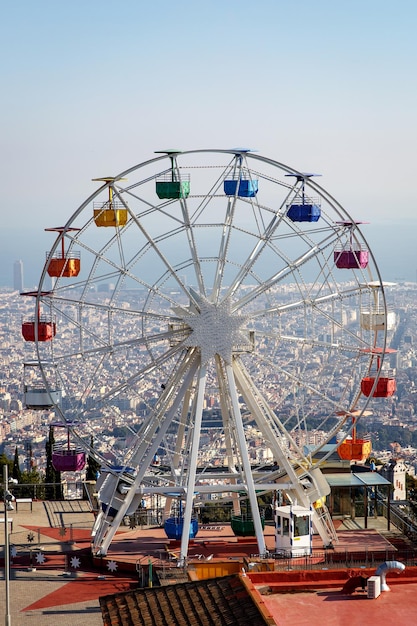 Roda gigante no Tibidabo com vista panorâmica sobre Barcelona