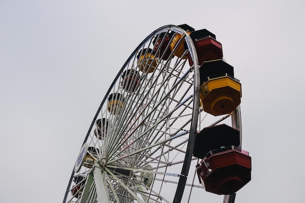 Roda gigante ou roda do Pacífico no cais de Santa Monica