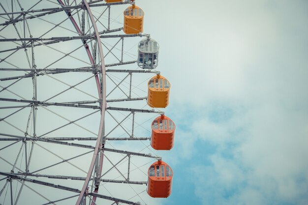 Roda gigante sobre fundo de céu azul