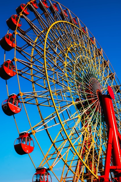 Roda-gigante vermelha com céu azul