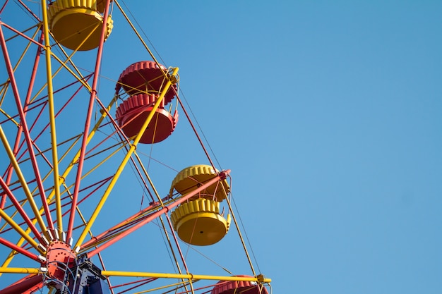 Roda-gigante vintage sobre céu turquesa