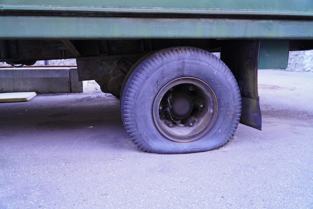 Roda traseira plana de um caminhão em close