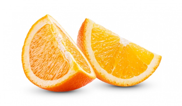 Rodaja de fruta naranja sobre blanco