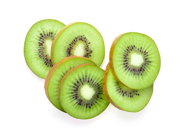 Rodaja de kiwi aislado sobre fondo blanco.