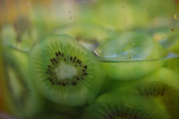 Rodaja de kiwi verde exuberante en un vaso