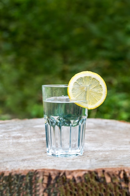 La rodaja de limón en un vaso de agua.