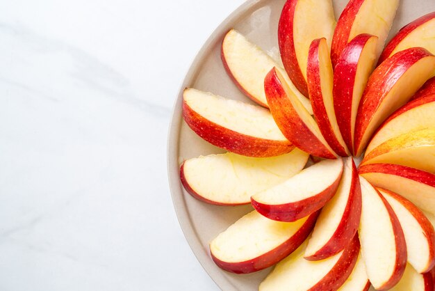 Foto rodaja de manzana fresca en placa