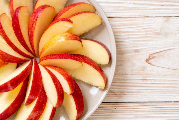 Foto rodaja de manzana fresca en placa