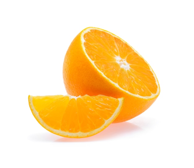 Rodaja de naranja aislado en blanco