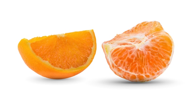 Rodaja de naranja aislado sobre fondo blanco.