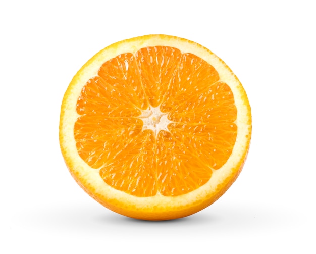 Rodaja de naranja sobre blanco