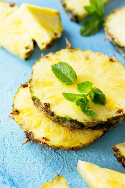 Rodaja de piña fresca sobre fondo de piedra o pizarra con espacio de copia Concepto de comida