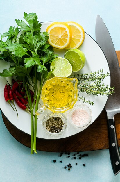 Rodaja de salmón fresco en una tabla de cortar de madera con hierbas aromáticas frescas y espárragos sobre la mesa. Receta de cocina. Fondo de alimentos. productos de pescado fresco