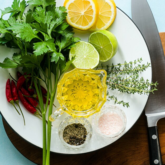 Rodaja de salmón fresco en una tabla de cortar de madera con hierbas aromáticas frescas y espárragos sobre la mesa. Receta de cocina. Fondo de alimentos. productos de pescado fresco