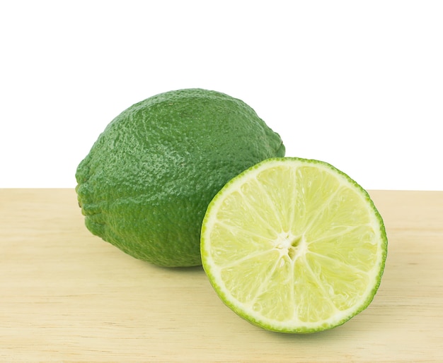 Rodaja verde limón en madera