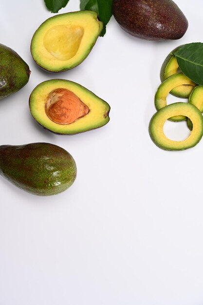 Rodajas de aguacate aislado sobre fondo blanco.