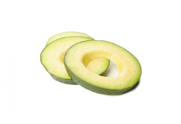 Rodajas de aguacate fresco maduro aislado en blanco aislado